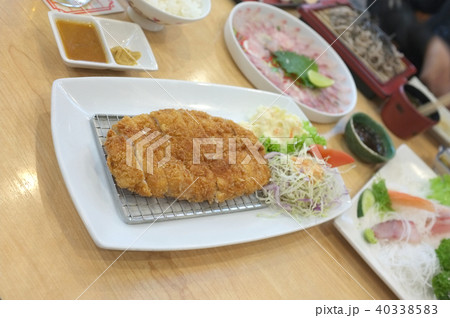 Tonkatsu serve with slice cabbage. Deep Fires por Tonkatsu serve with slice cabbage. Deep Fires por 40338583