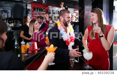 Man with girlfriend on Hawaiian party in bar 40339238