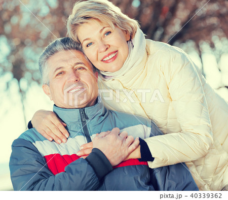 Mature couple walking on sunny day Mature couple walking on sunny day 40339362