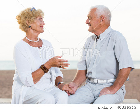 Portrait of couple male and female talking 40339555