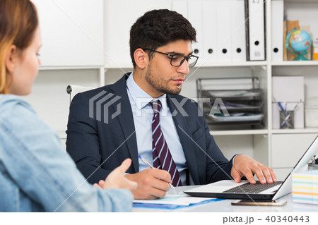 Colleagues meeting in office 40340443