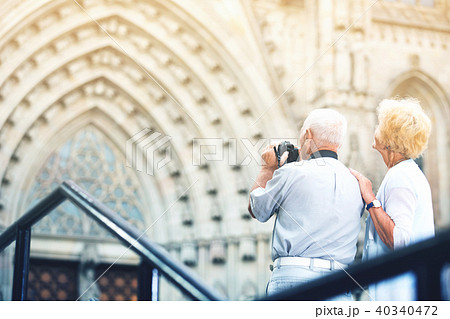 Back view of senior couple travellers making photo with camera 40340472