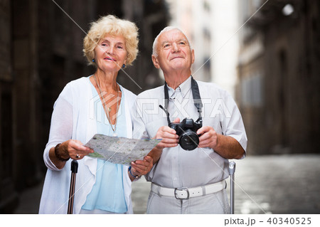 Senior main with his wife photographing sights Senior main with his wife photographing sights 40340525