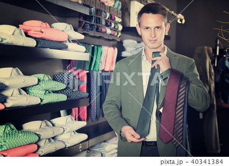 Guy deciding on new tie 40341384