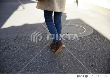 女性　散歩 40342000