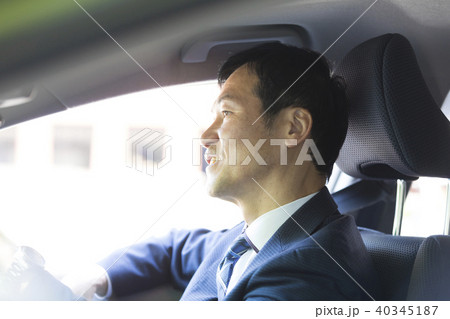 車に乗るビジネスマン 40345187