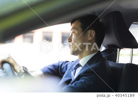 車に乗るビジネスマン 40345189
