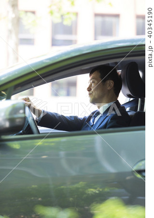 車に乗るビジネスマン 40345190