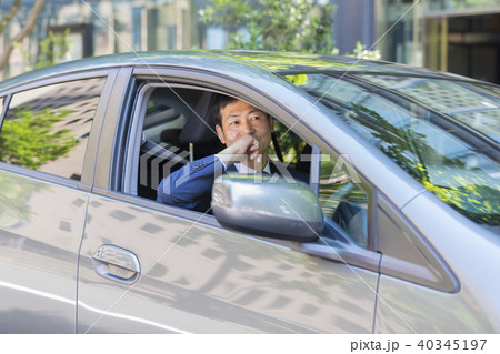 車に乗るビジネスマン 40345197