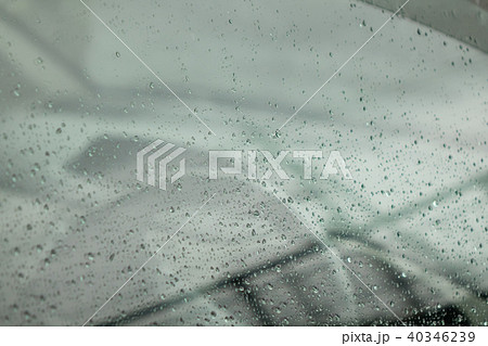 雨の車 40346239
