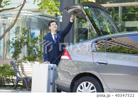 車のトランクを開閉するビジネスマン 車のトランクを開閉するビジネスマン 40347522