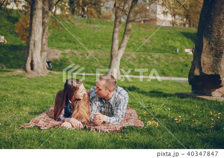 couple in a park 40347847