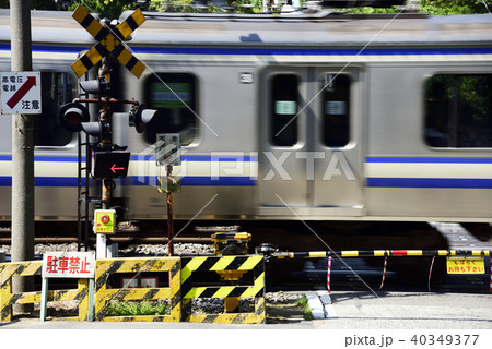 横須賀線が通過する北鎌倉付近の踏切 40349377