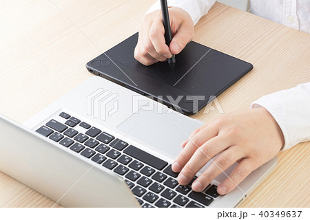 ペンタブレットでレタッチ作業する男性 40349637