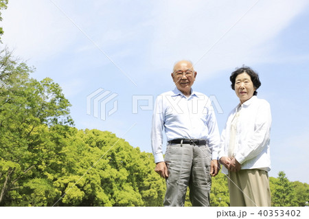 シニア　おしどり夫婦　笑顔　晴れ 40353402
