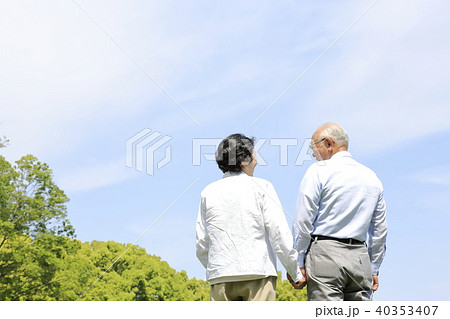 シニア おしどり夫婦 笑顔 晴れ シニア おしどり夫婦 笑顔 晴れ 40353407
