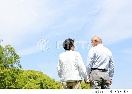 シニア おしどり夫婦 笑顔 晴れ シニア おしどり夫婦 笑顔 晴れ 40353408