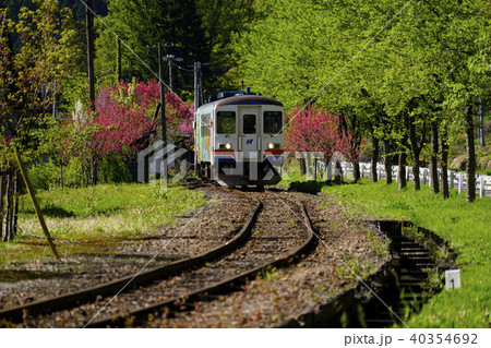 北濃駅に向かって走行する、ナガラ200型201号 40354692