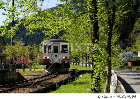 北濃駅に向かって走行する、ナガラ200型201号 40354694