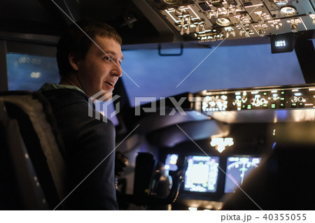 Man pilot plane flight simulator pilots training Man pilot plane flight simulator pilots training 40355055