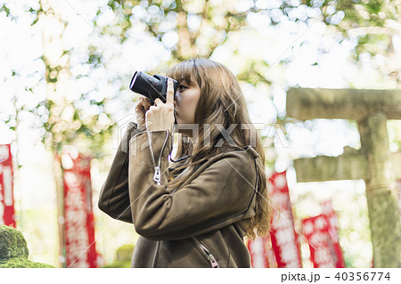 女子 一人旅行 カメラ女子の写真素材