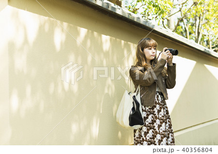 女子 一人旅行 カメラ女子の写真素材