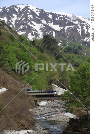 田子倉を走る只見線 40357147