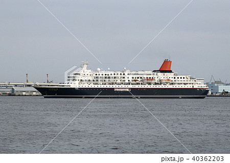 日本の横浜都市景観　大さん橋を出港（離岸）した「にっぽん丸」 40362203