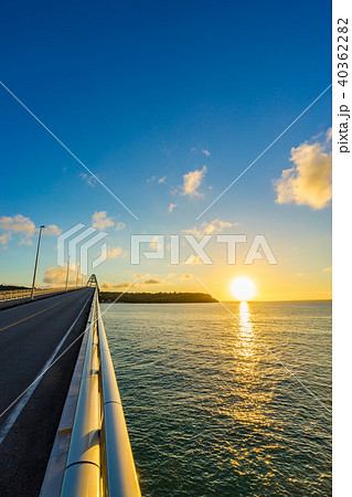 【沖縄県】夕焼けの瀬底島 【沖縄県】夕焼けの瀬底島 40362282