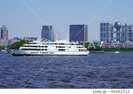観光船が遊覧する東京湾の風景 観光船が遊覧する東京湾の風景 40362512