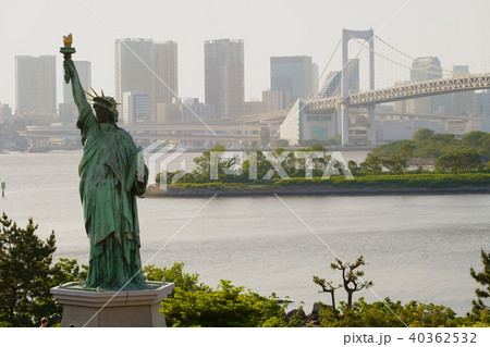 お台場の自由の女神象と東京湾の風景 お台場の自由の女神象と東京湾の風景 40362532