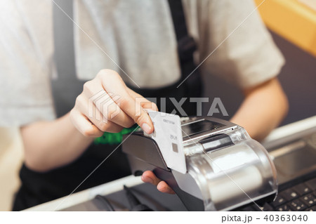 Concept of technology in buying without using cash Concept of technology in buying without using cash 40363040