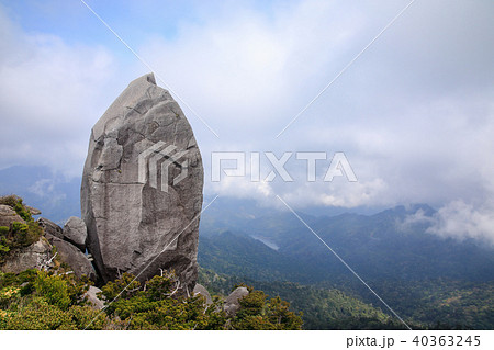 春の屋久島 世界自然遺産登録地域 太忠岳山頂 天柱石 の写真素材