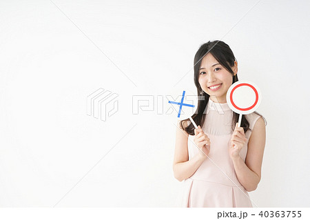 丸印を示す若い女性 40363755