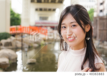 デートの待ち合わせをする若い女性 40363883