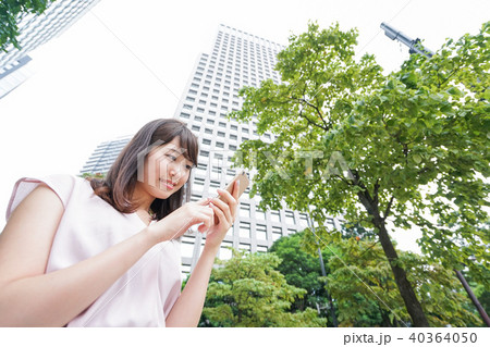 スマホを使う女性 40364050