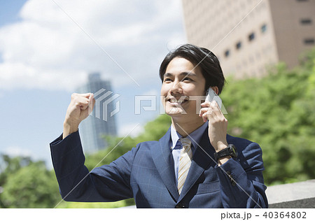 ビジネスマン・スマートフォン・ガッツポーズ 40364802