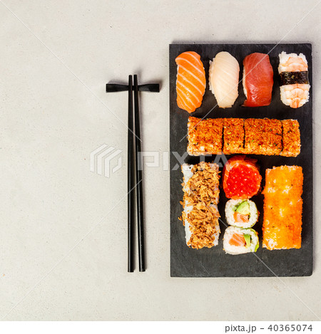 Flat-lay of sushi set 40365074