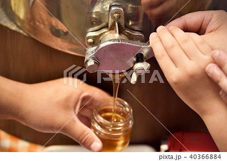 収穫したハチミツの瓶詰 40366884