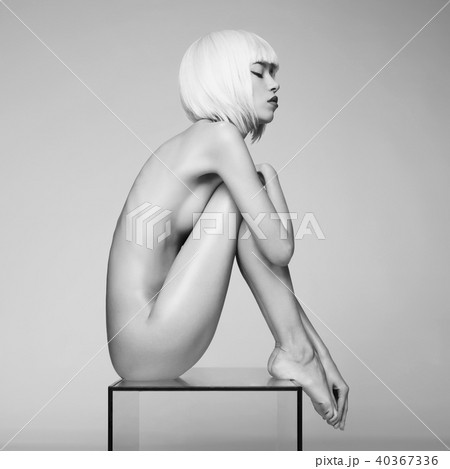 Nude sensual woman with fashionable hairstyle. Beautiful naked l 40367336