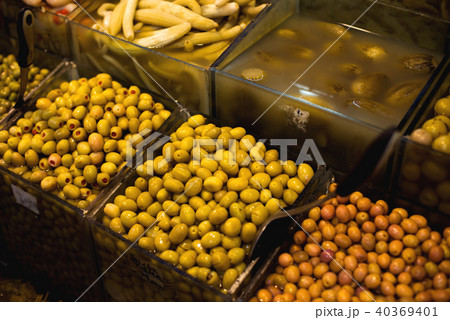 The famous oriental market. Typical olives in Istambul, Turkey 40369401