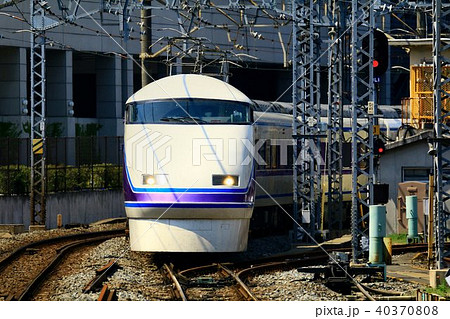 陽光を浴びて輝く特急スペーシア・雅 40370808