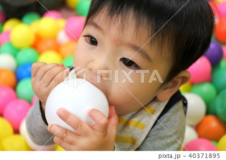 ボールプールで遊ぶ10か月の赤ちゃん 男児 の写真素材