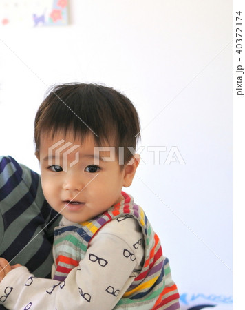 ママにだっこの8か月の赤ちゃん（男児） 40372174
