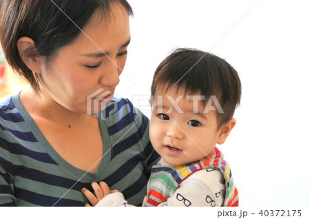 ママにだっこの8か月の赤ちゃん(男児) ママにだっこの8か月の赤ちゃん(男児) 40372175