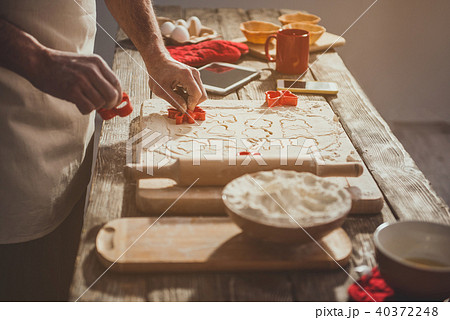 Male arms doing baby biscuits 40372248