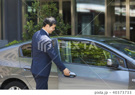 車に乗るビジネスマン 40373733