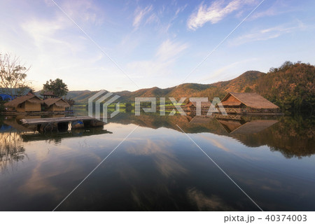 Bamboo raft houses on the lake with nature view 40374003