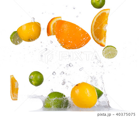 Citrus fruit in water splashes on black background 40375075