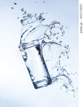 Fresh drink with splashing stream of water 40375607